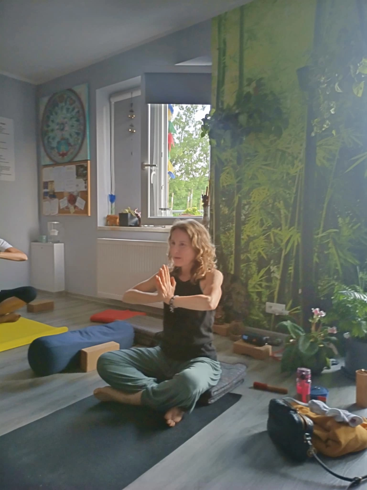 Pozycja jogi prezentowana przez Ide Wegrzynowska