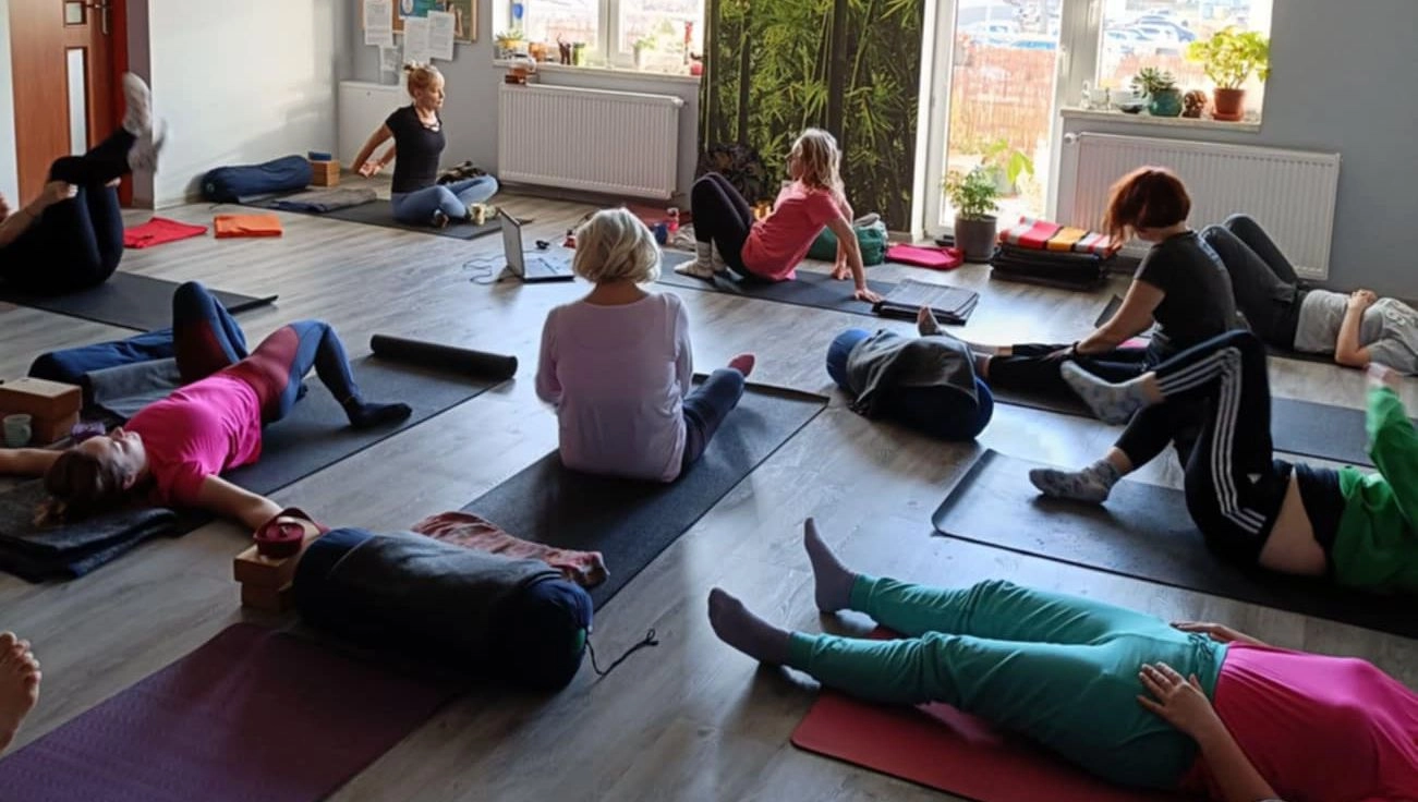 Cwiczenia jogi w sali na Gadowie