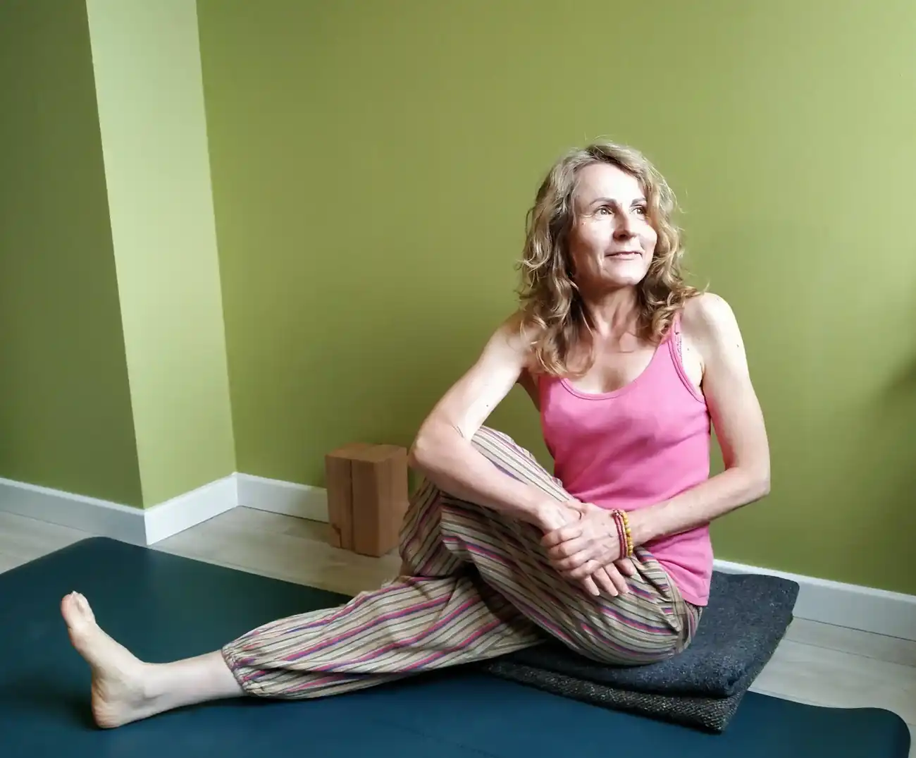 Skrety i uklady jogi wspierajace zdrowy kregoslup